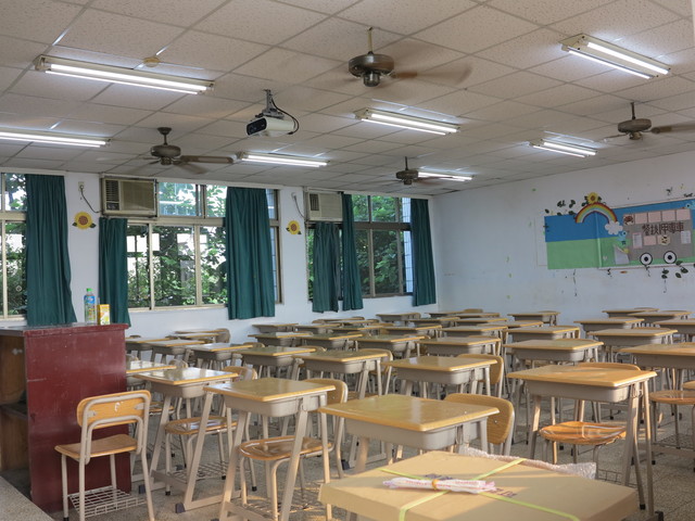 低碳校园,同德家商学生教室已全面更换旭程光电led日光灯管!