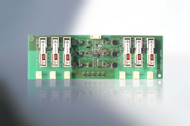 康鴻公司在研發驅動不同 CCFL 燈管的壓電 INVERTER 中,積累了大量的經驗。在壓電 INVERTER 的設計技術,壓電陶瓷變壓器驅動 IC 、大功率多燈技術等方面均處於國際領先水平。壓電陶瓷變壓器驅動 IC 和壓電陶瓷變壓器的設計生産能力爲康鴻 INVERTER 的設計提供了強有力的支援。 康鴻可提供驅動單燈及多燈壓電 INVERTER ,他們可廣泛的應用於 20~30 英寸的液晶電視,平板電腦,工業、醫療顯示器,筆記本電腦, PDA, 便攜可視設備,液晶顯示器等。